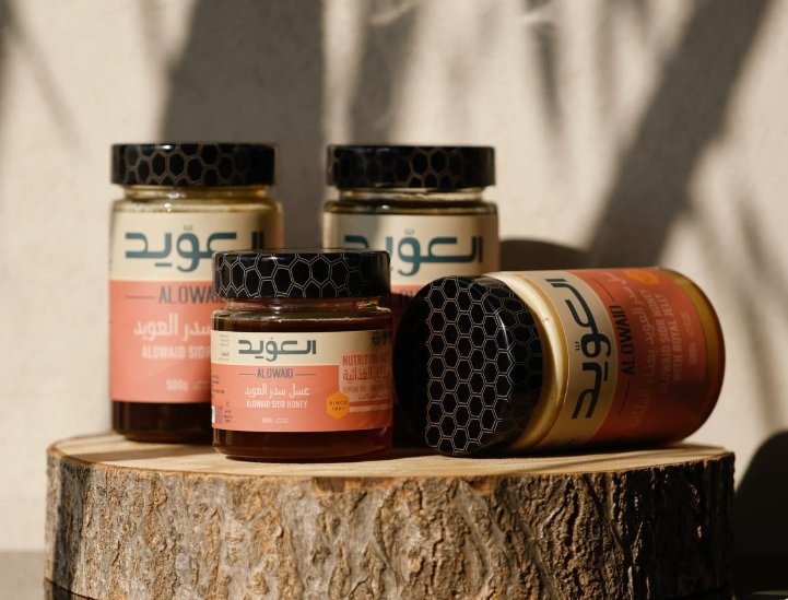 شخص يحمل عسل العويد